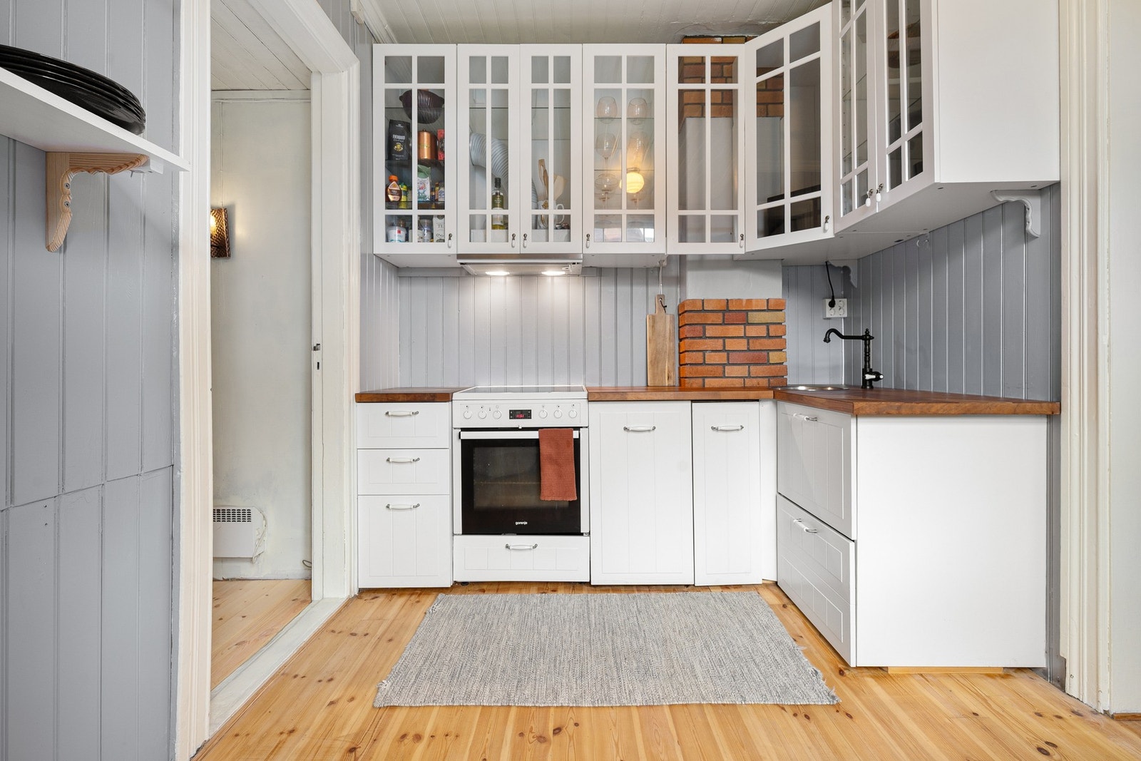 Kjøkkenet er oppgradert i senere tid og har innredning med lyse, malte fronter med overskap i glass og laminert benkeplate Galleribilde