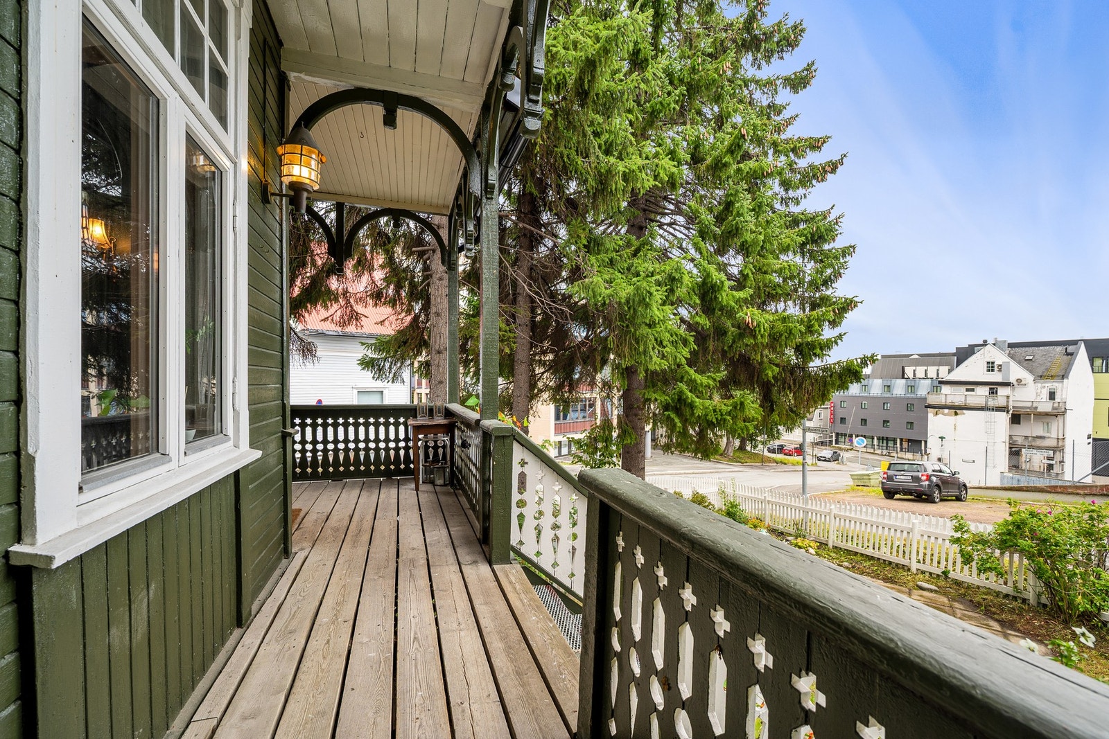 Her bor du nært alt sentrum har å by på og det er i tillegg kort vei til skoler, barnehage og hverdagens nødvendigheter! Galleribilde