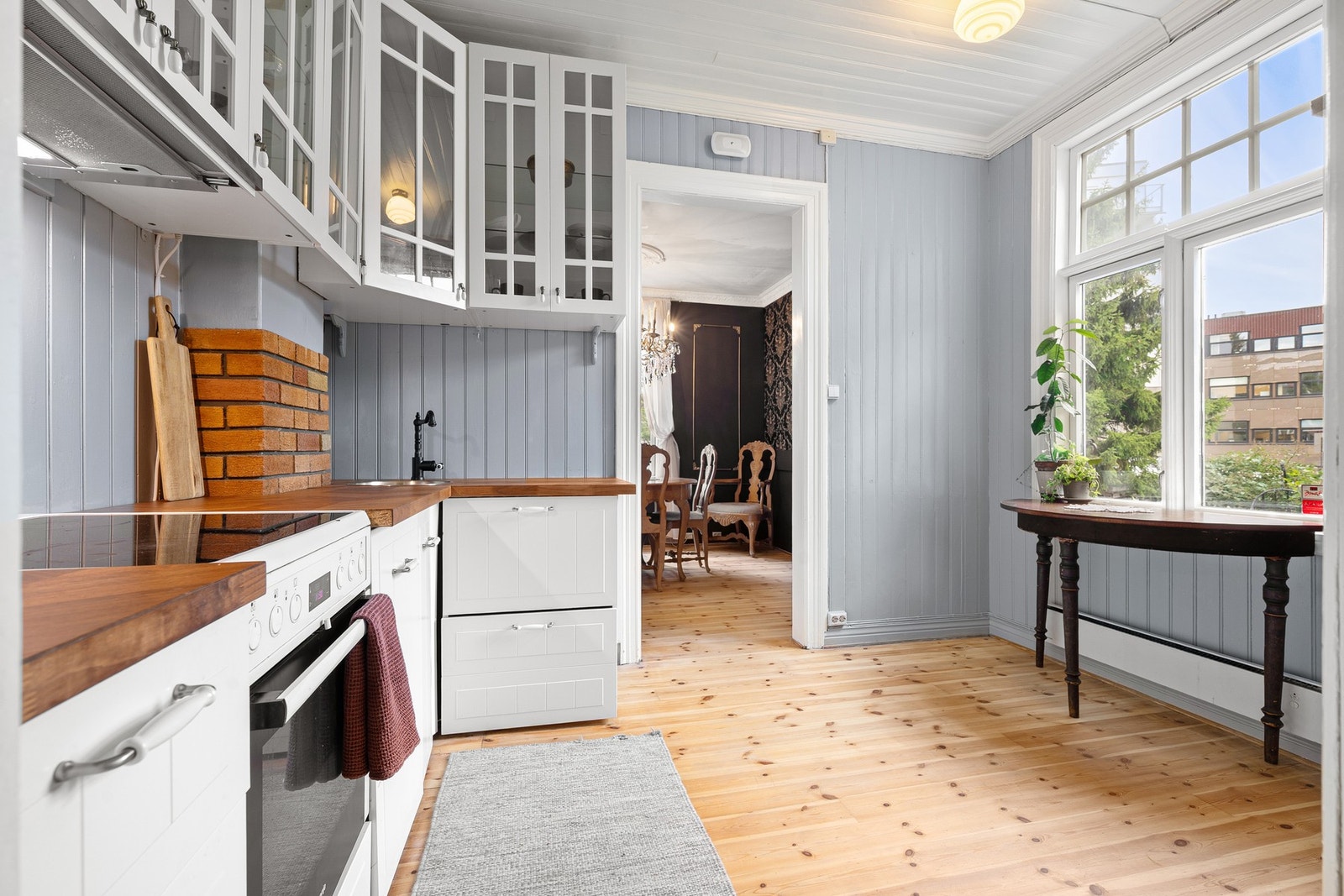 Lyst og koselig kjøkken som har rikelig med naturlig lysinnslipp Galleribilde