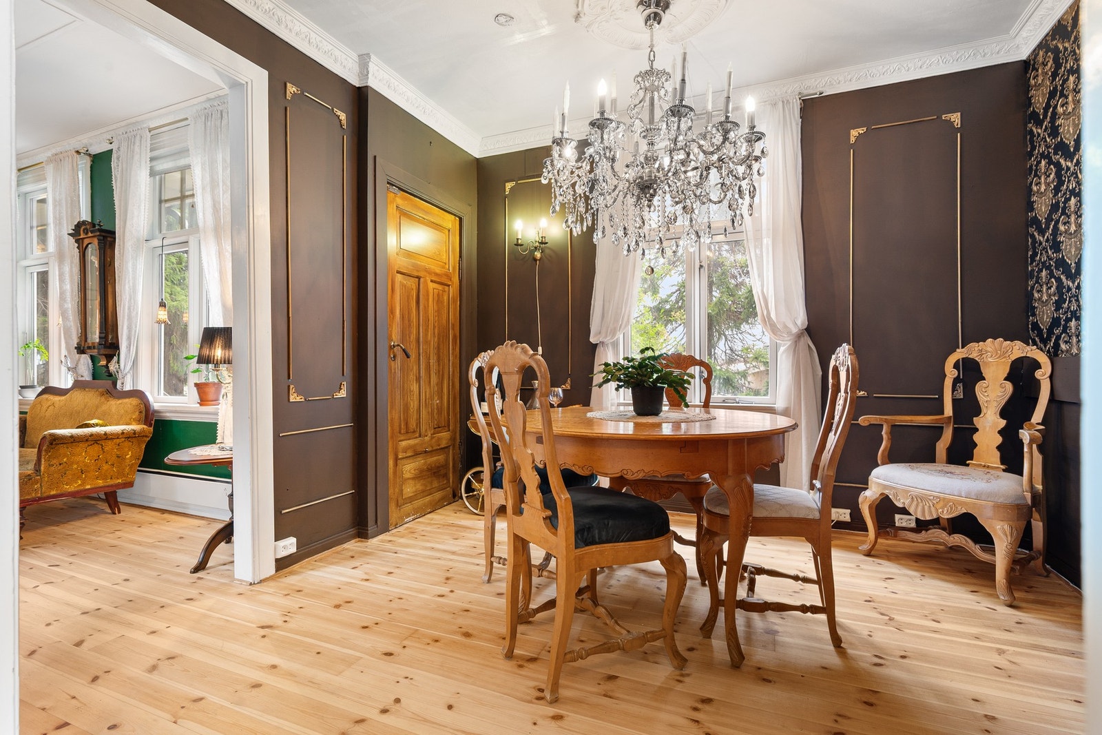 En del av overflatene er skiftet i senere tid, og tilpasset boligens opprinnelige stil Galleribilde