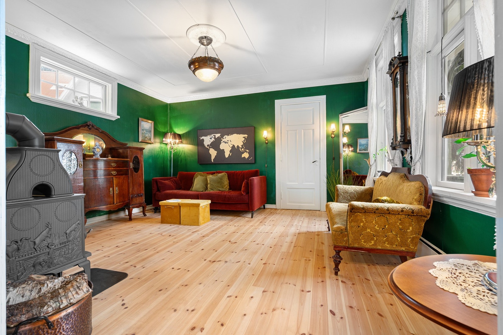 Romslig stue med gode innredningsmuligheter Galleribilde