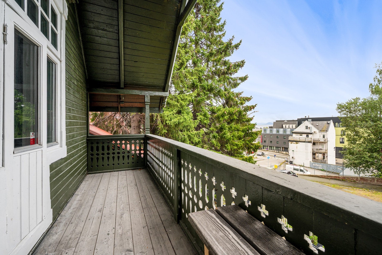 Balkong fra hovedsoverom har fint plass til et par stoler Galleribilde