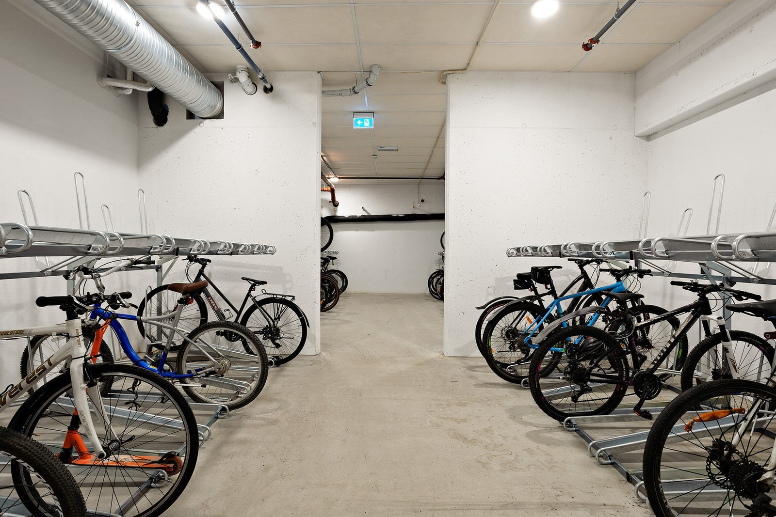 I borettslaget er det eget rom hvor sykkelen kan parkeres. Galleribilde