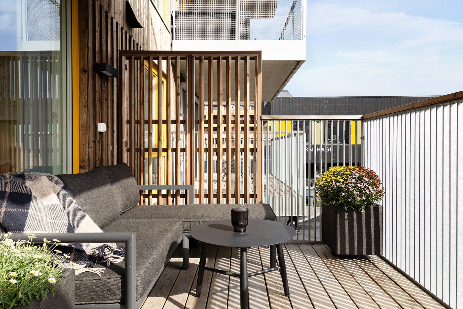 Balkongen er på ca. 8 m². I tillegg er det mulig å benytte seg av en felles takterrasse med svært gode solforhold! Galleribilde