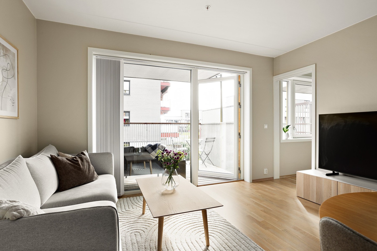 Stuen preges av lys og luftighet, med en behagelig takhøyde på 2,5 meter. Galleribilde