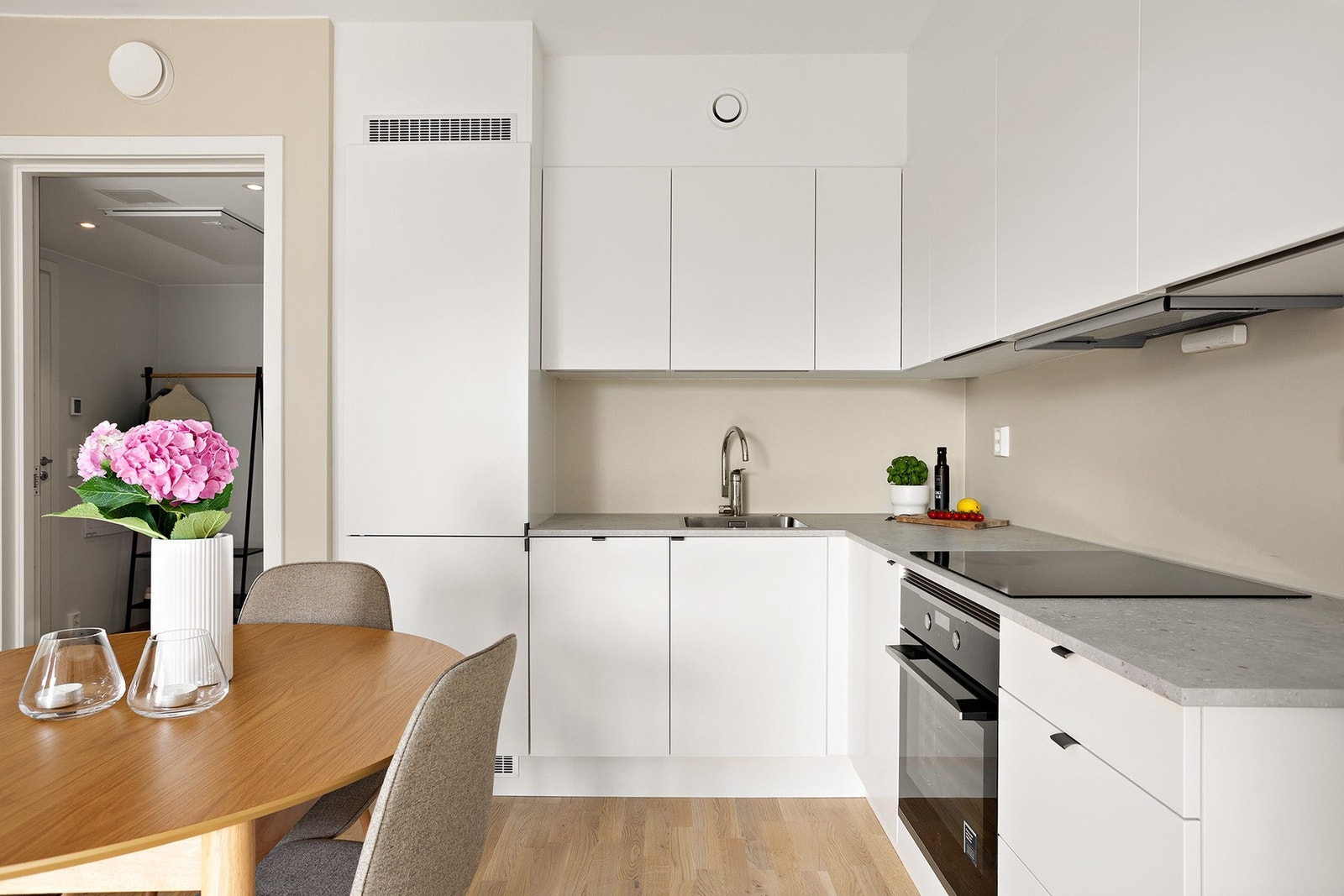 Kjøkkenet er videre utstyrt med en komfyr, integrert oppvaskmaskin og et kjøleskap med fryser. Galleribilde