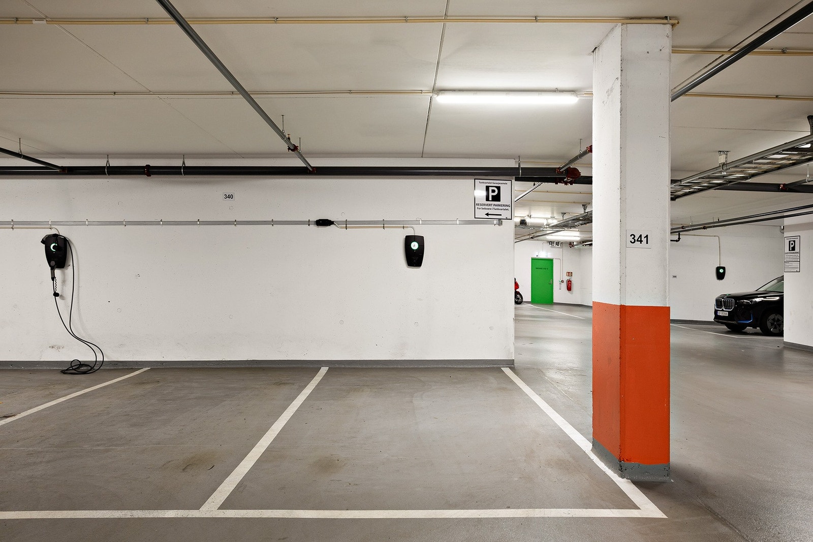 Leiligheten disponerer en garasjeplass (nr. 341) i felles garasjeanlegg. Her det også montert el-billader. Galleribilde