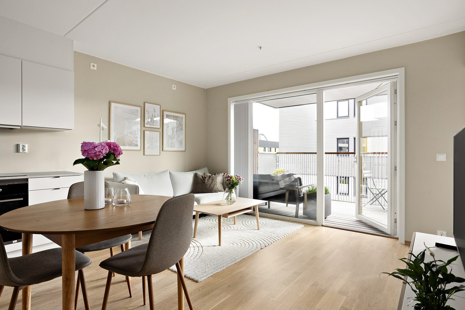 Glassdøren og det store vinduet mot balkongen skaper en naturlig forlengelse av stuen om sommeren. Galleribilde