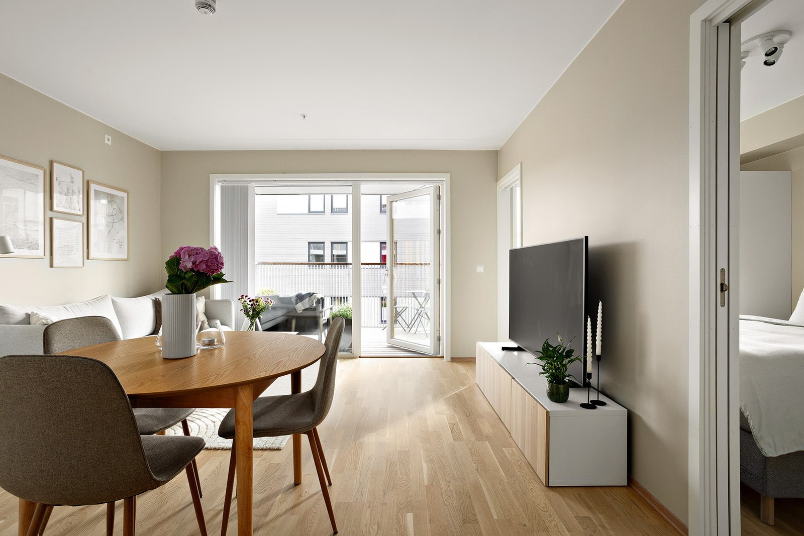 Gjennomgående elementer som trestavsparkett i et fin hvitpigmentert farge og malte vegger fra entréen gir et sammenhengende og elegant preg. Galleribilde