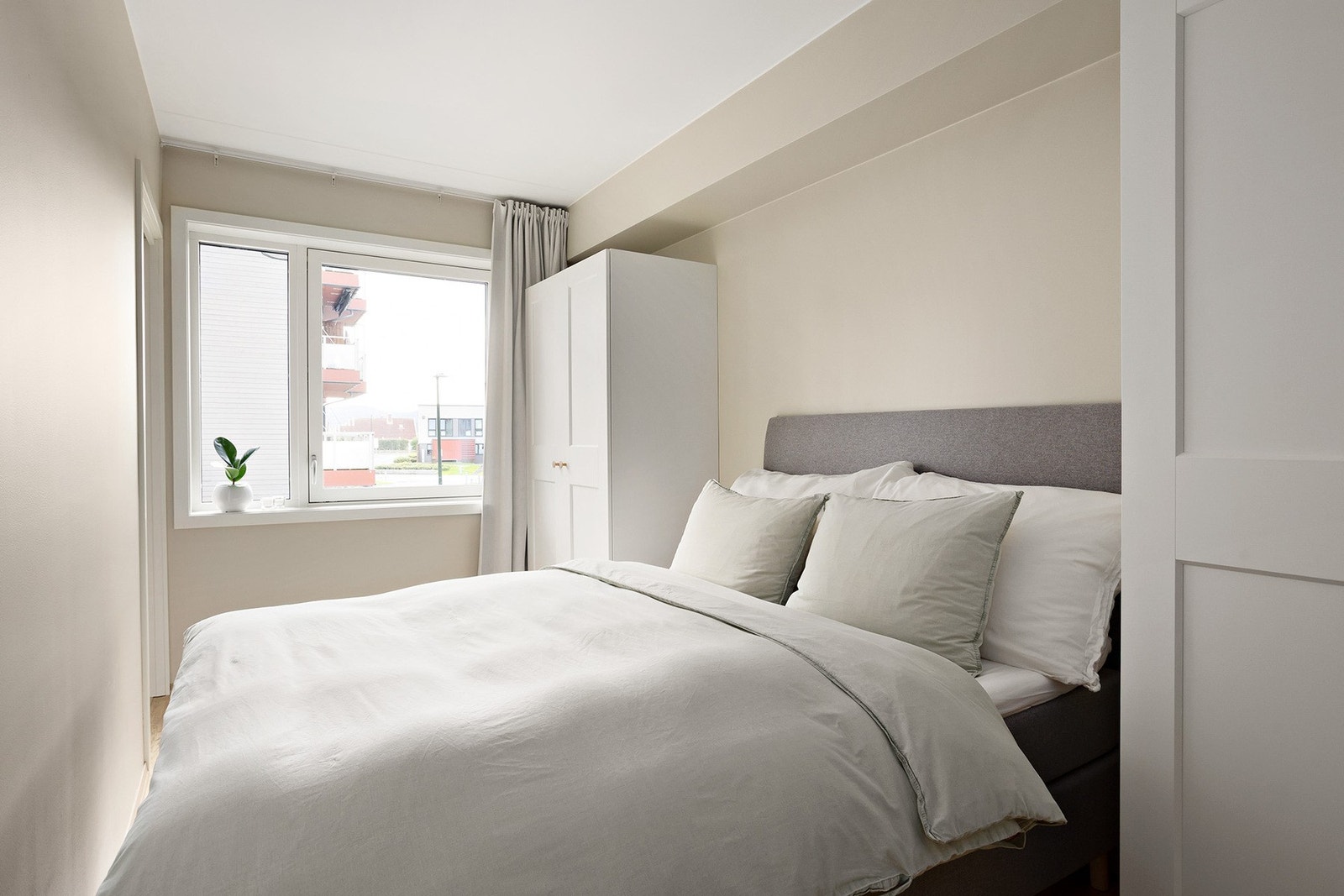 Soverommet i leiligheten er innbydende og romslig, med tilstrekkelig plass til dobbeltseng og nattbord. Galleribilde