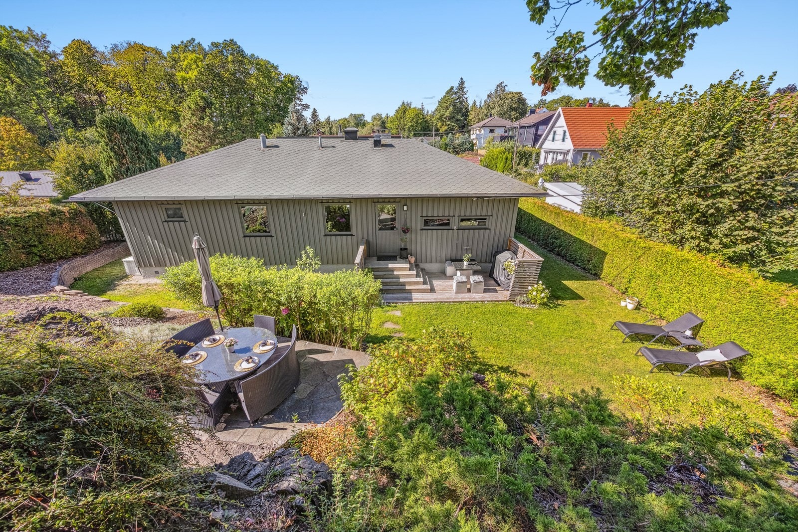 Her kan man nyte flotte solforhold i den skjermede hagen på baksiden av huset. Galleribilde