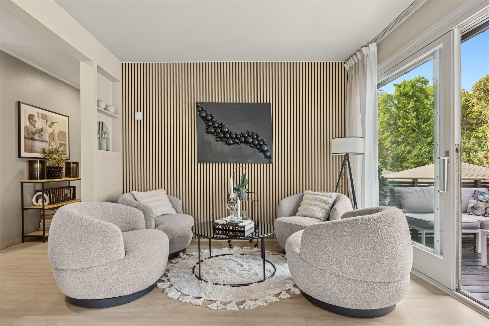 Fra stuen er det utgang til veranda. Galleribilde