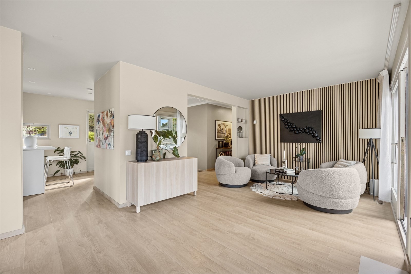Stuen er lys og moderne innredet, og ble pusset opp i 2022. Galleribilde