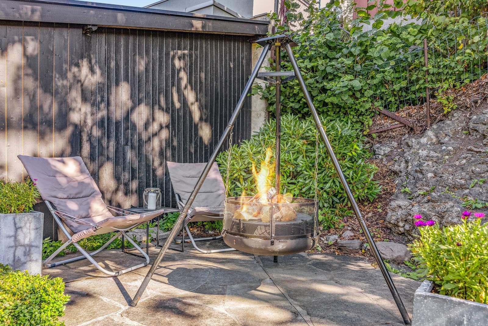 Hyggelig med peisvarme i kveldssolen. Galleribilde