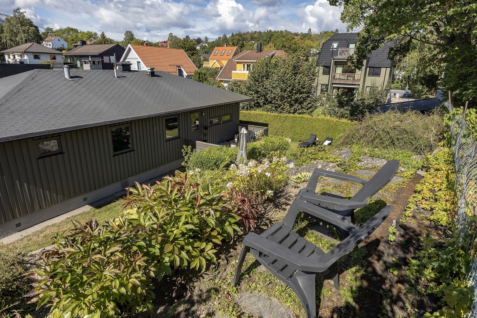 På toppen av tomten, nytes utsikten mot vest. Galleribilde