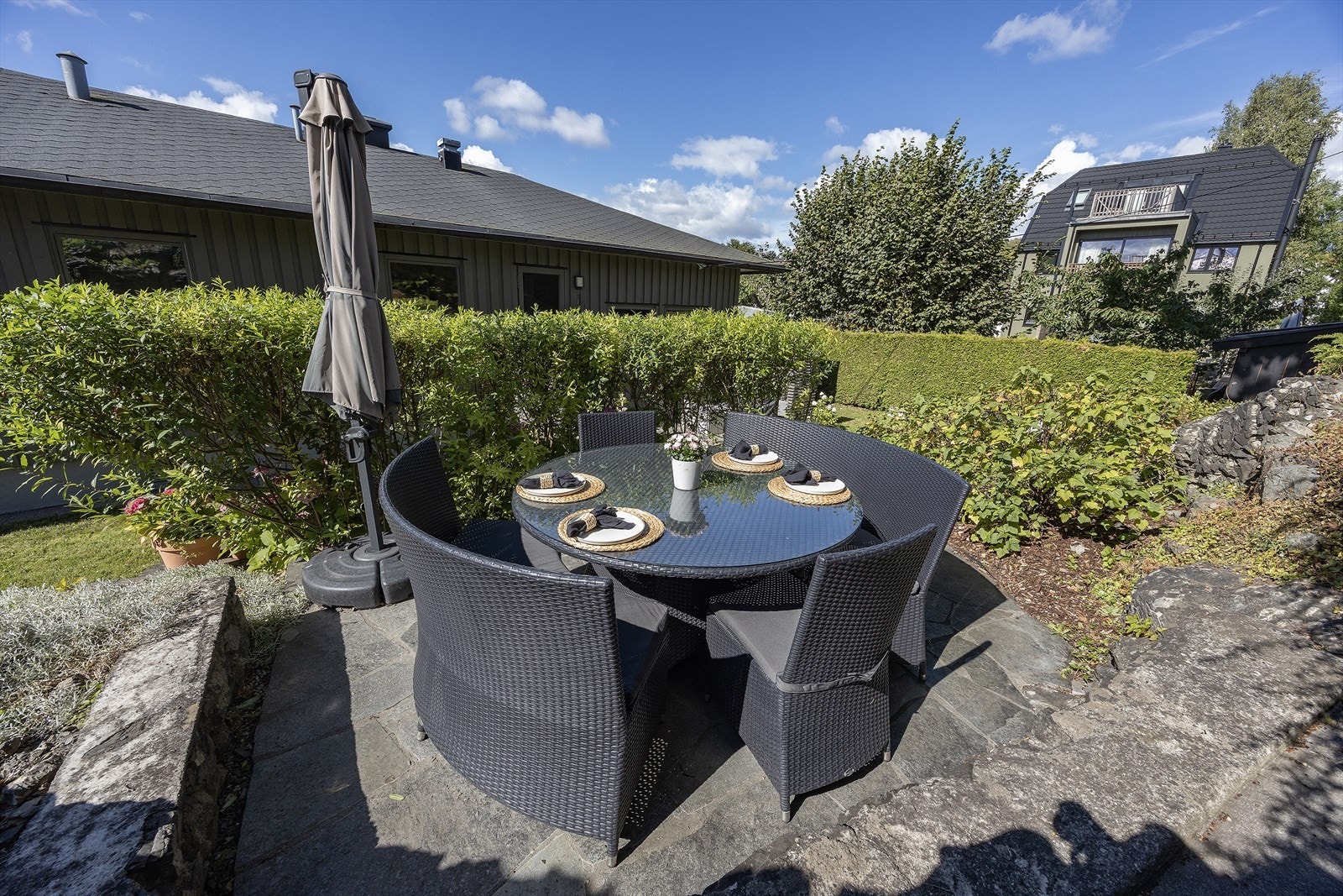 Sittegruppe nr 3 på baksiden av huset. Her nytes sommermiddagene. Galleribilde