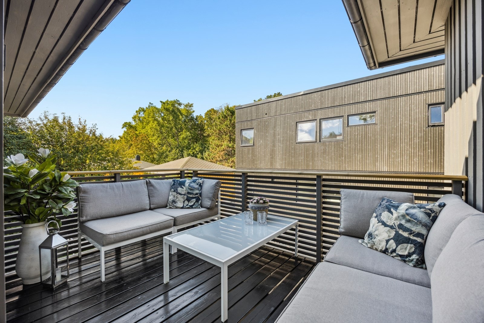 Verandaen mot vest har fint plass til en sittegruppe. Galleribilde