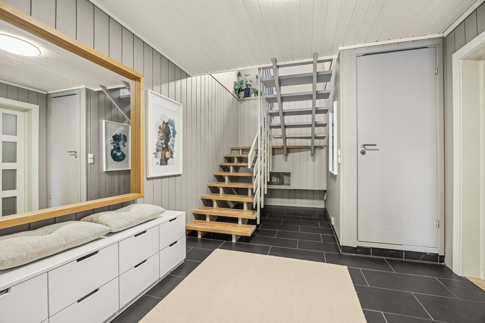 Stor og innbydende entré med god plass for oppbevaring av sko og yttertøy. Galleribilde