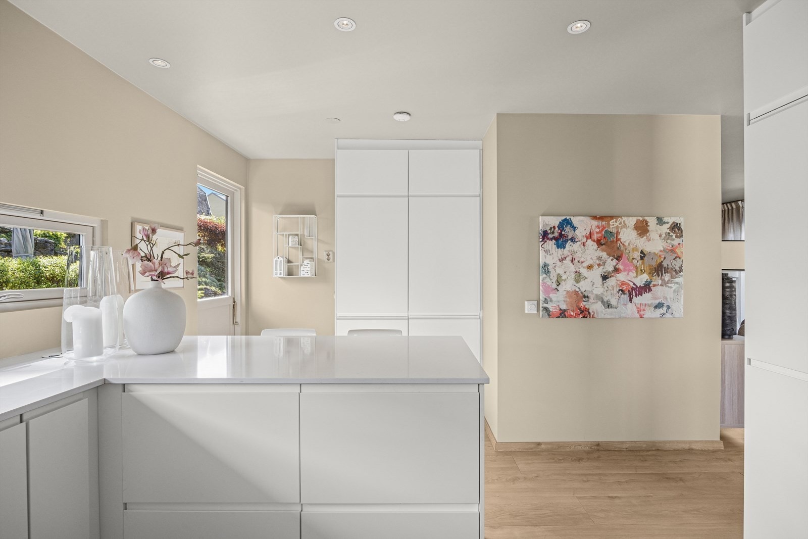 Kjøkkenet har direkte utgang til hagen på baksiden av huset. Galleribilde