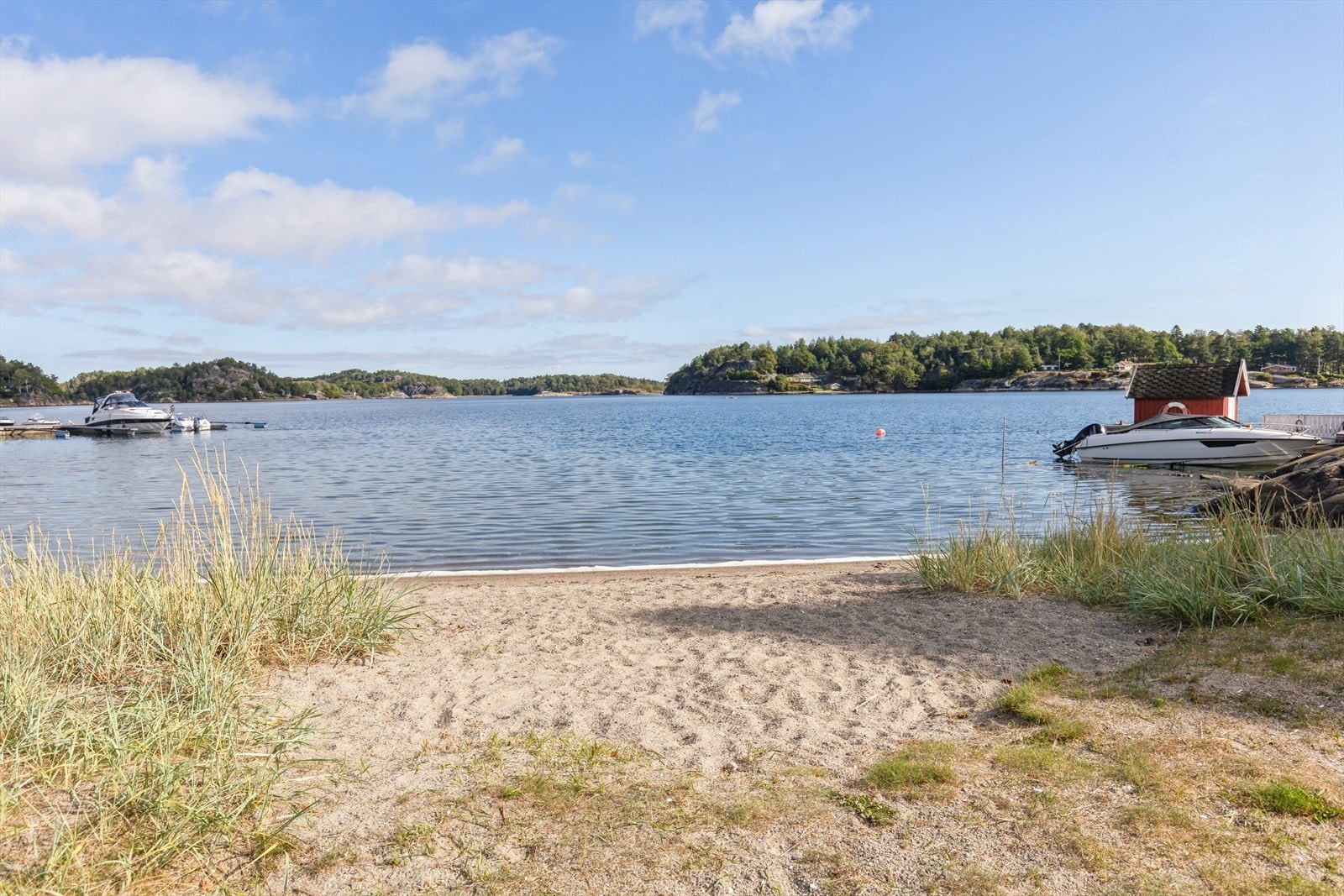 Hyggelig sandstrand litt lenger nord for eiendommen på Nedre Holtan Galleribilde