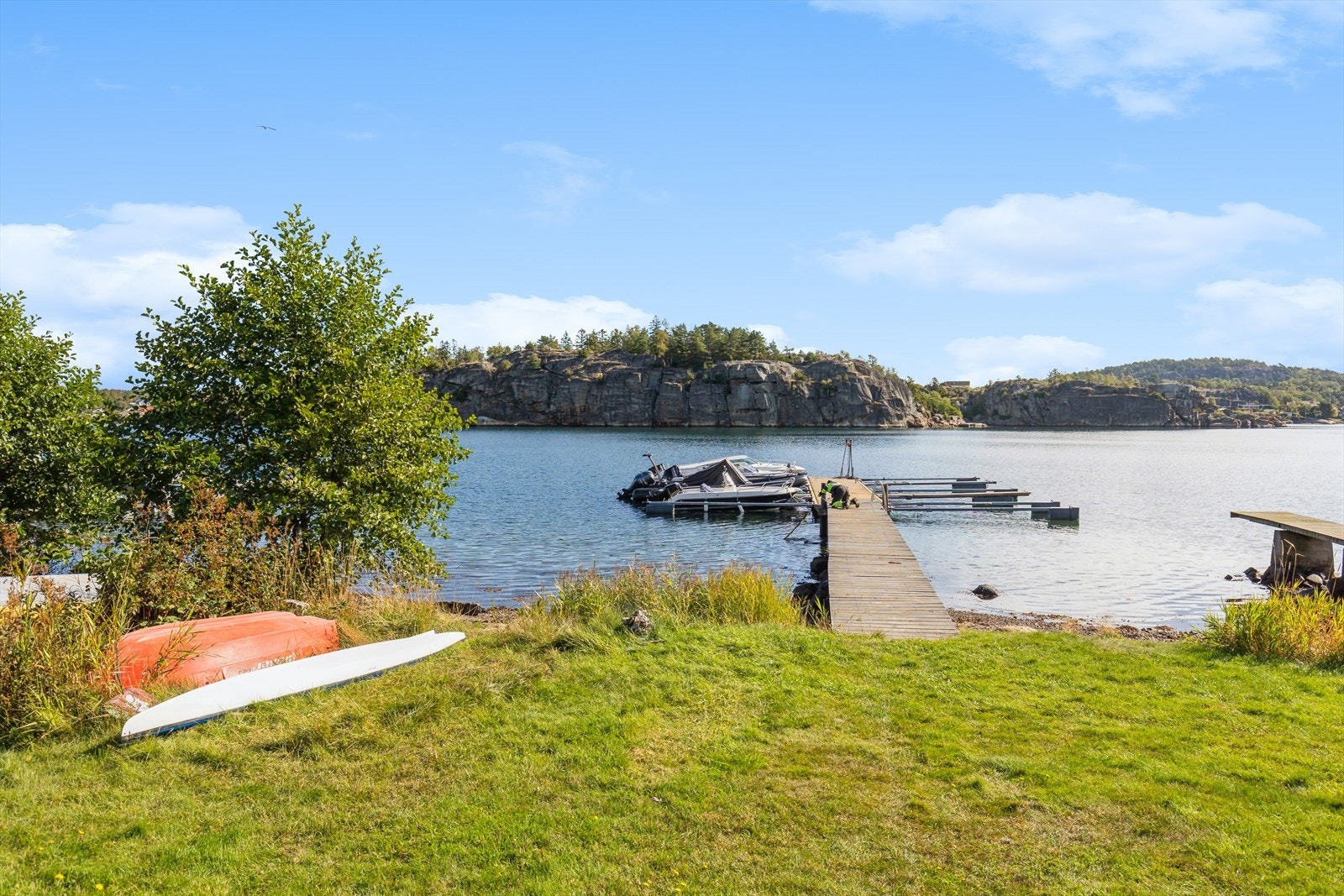 Hytta disponerer to bryggeplasser på den innerste delen av brygga som er avbildet. Bryggen ligger omtrent rett nedenfor eiendommen Galleribilde