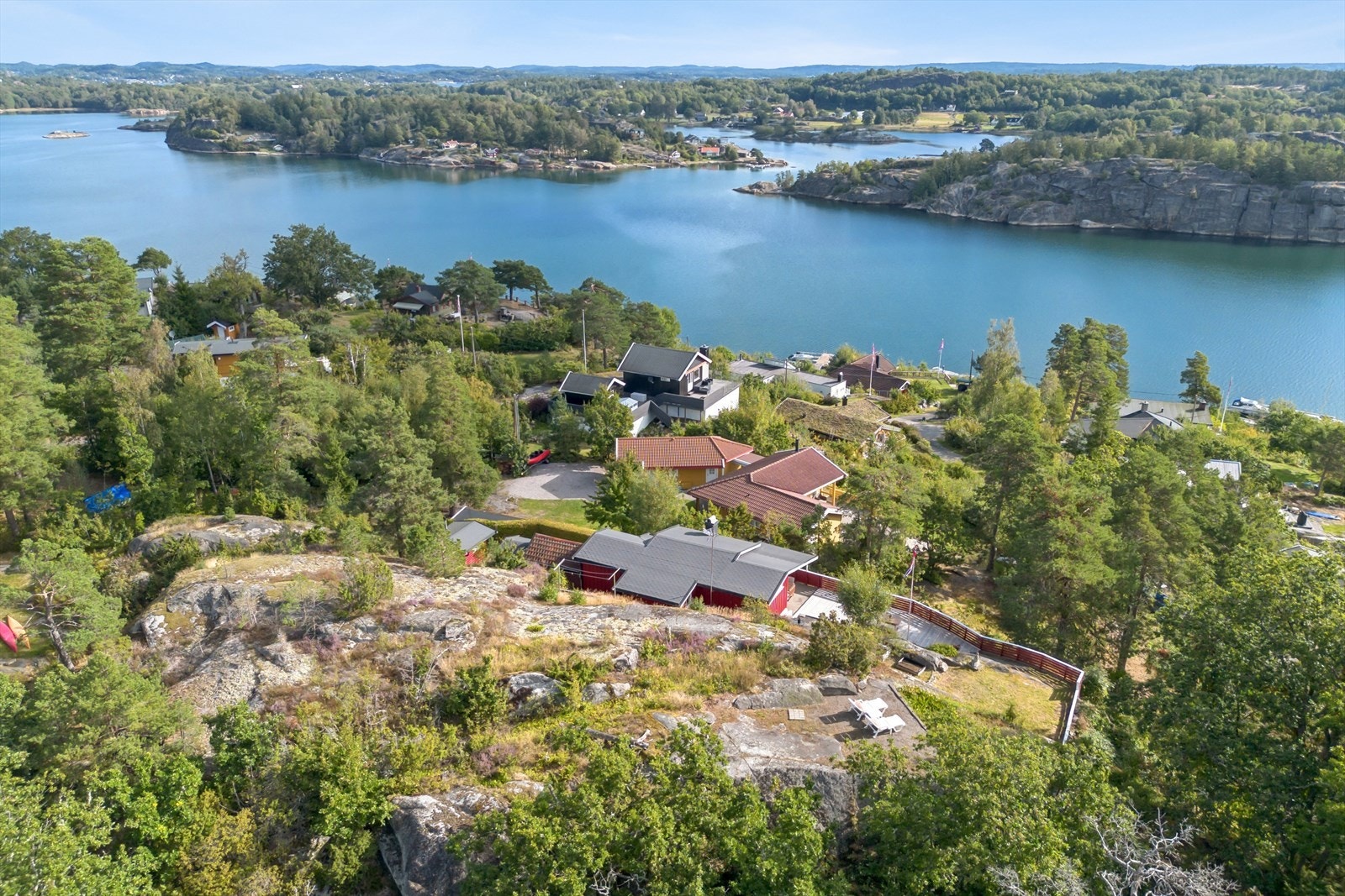 Oversiktsbilde mot Mefjorden - Brattholmen og Storholmen ses til høyre Galleribilde
