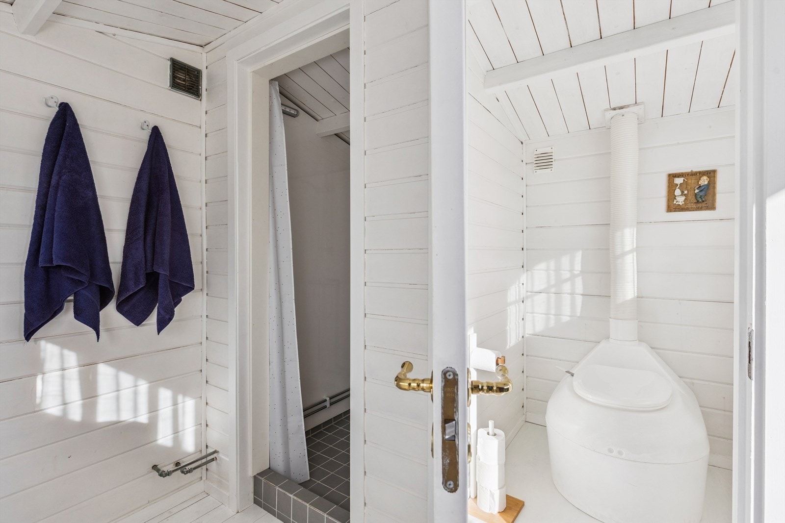Fra uthus med toalettrom med biodo og dusjrom Galleribilde