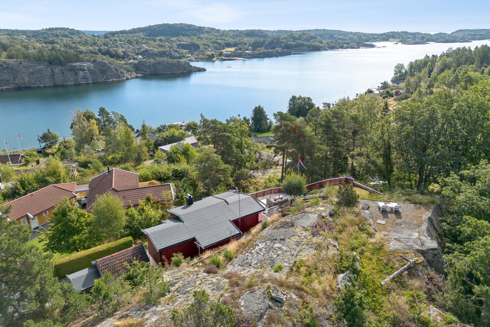 På vestsiden av bebyggelsen er det store fine solrike arealer med fin utsikt og kveldssolforhold Galleribilde