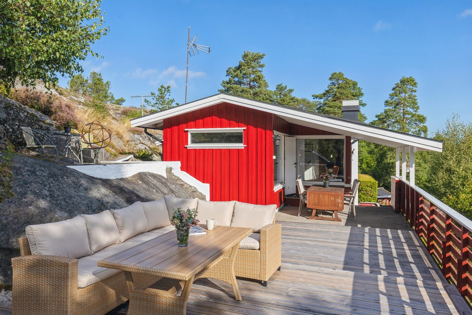 Praktisk overbygget terrasse og inngangsparti Galleribilde