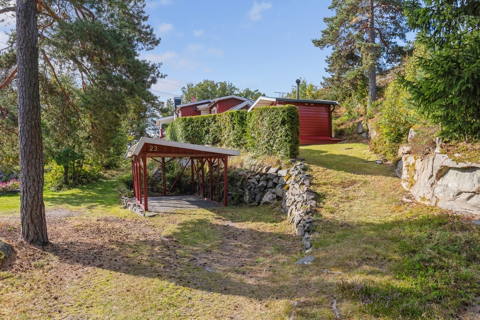 Parkering i carport og utenfor Galleribilde