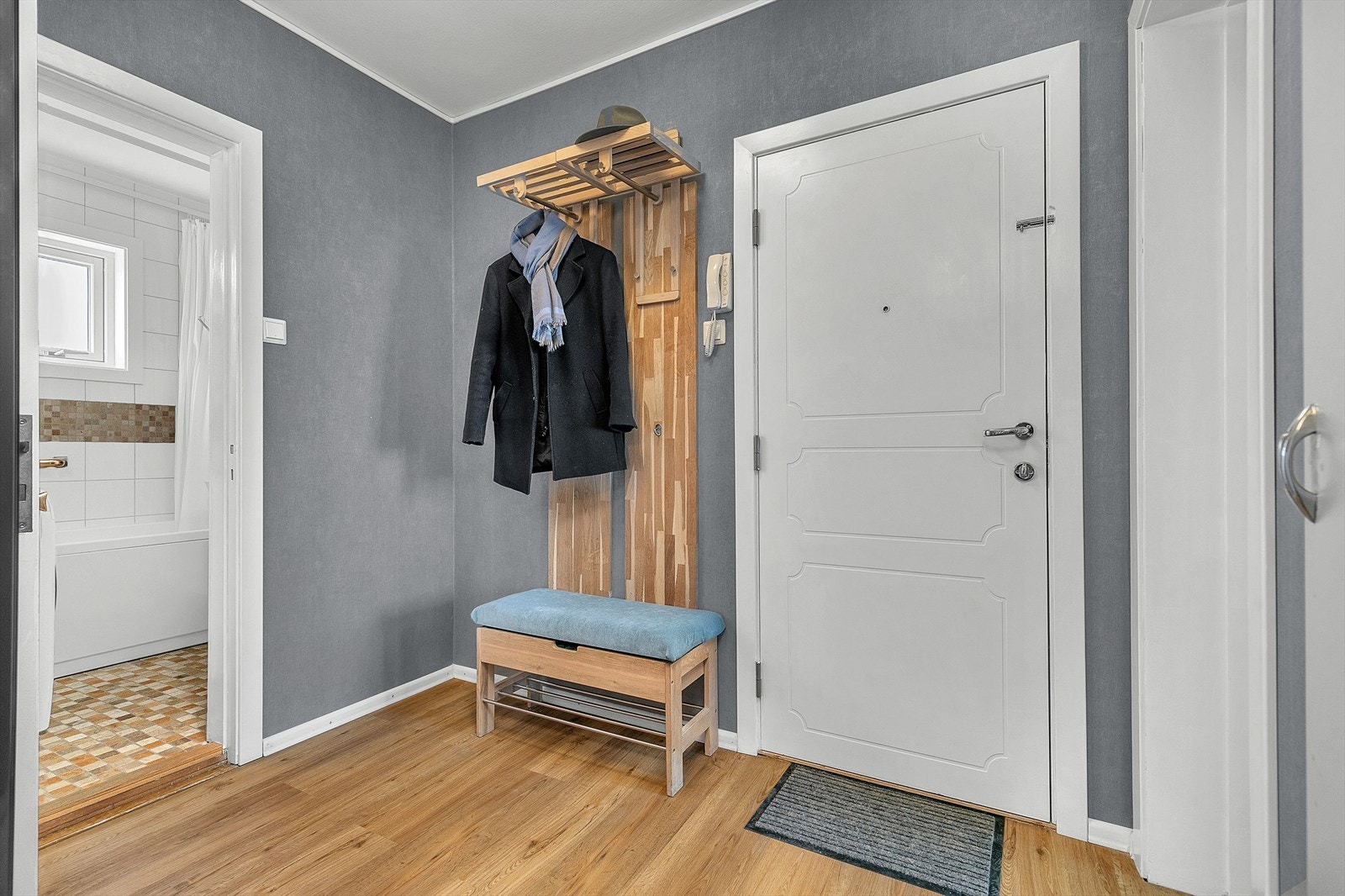 Romslig entré med oppbevaringsmulighet Galleribilde