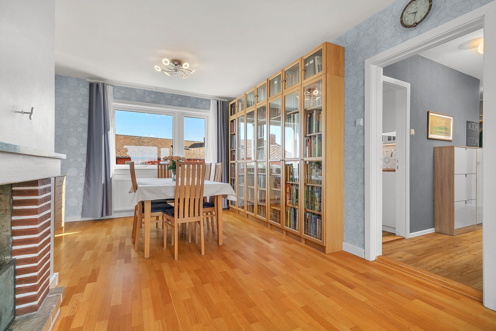 Her er det ei romslig stue med plass til spisegruppe Galleribilde