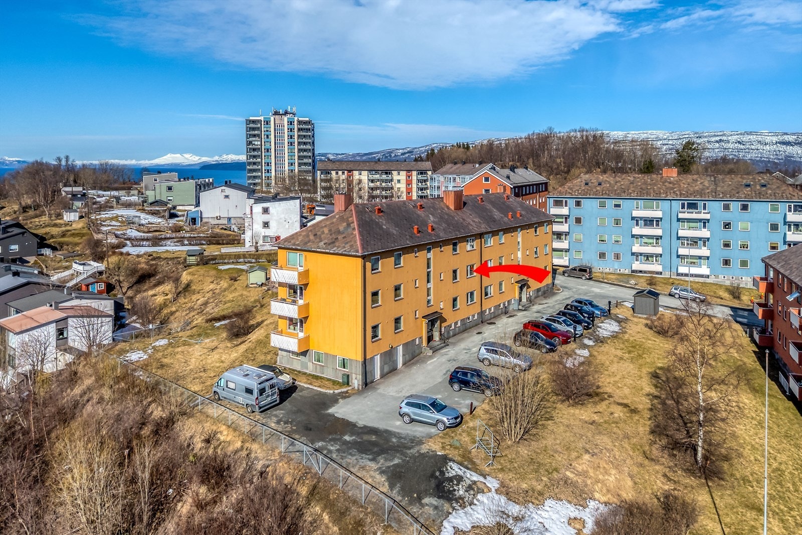Leiligheten ligger i 2. etasje, det er godt med parkeringsplasser på eiendommen Galleribilde