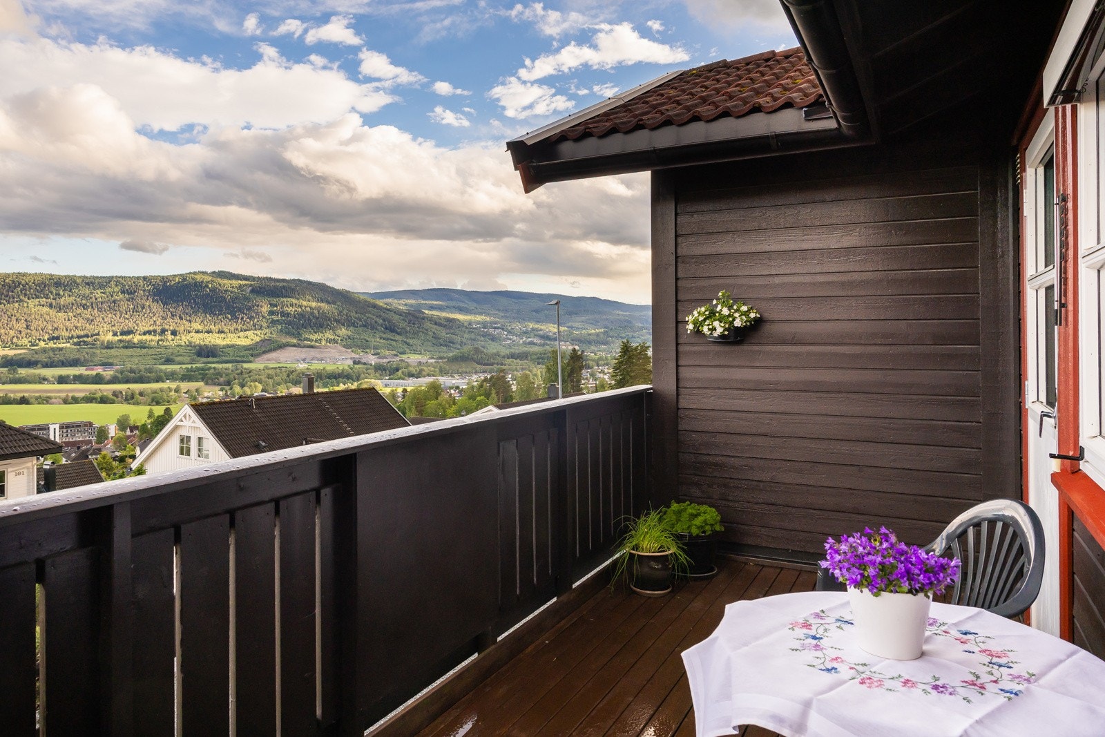 Fra kjøkkenet er det utgang til en herlig terrasse på 7 kvm. Galleribilde