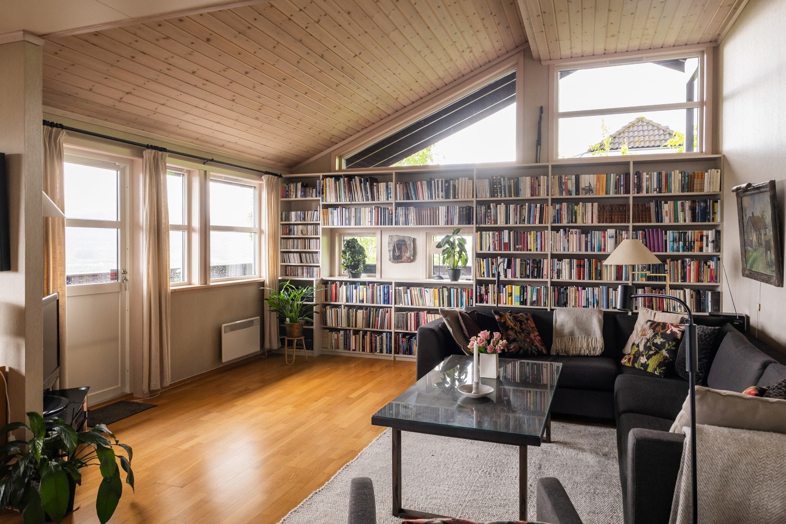 Stuen er spesiell med den høye takhøyden samt vinder helt opp til taket. Galleribilde