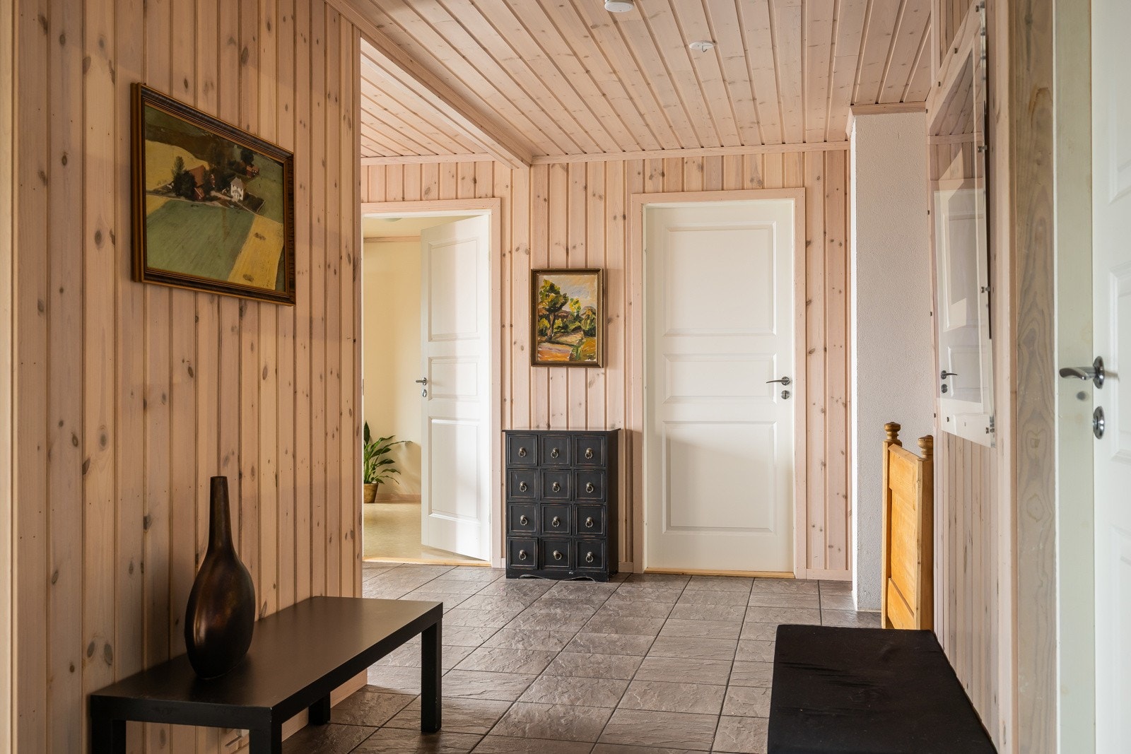 Hallen har fliser på gulv med behagelig gulvvarme. Galleribilde