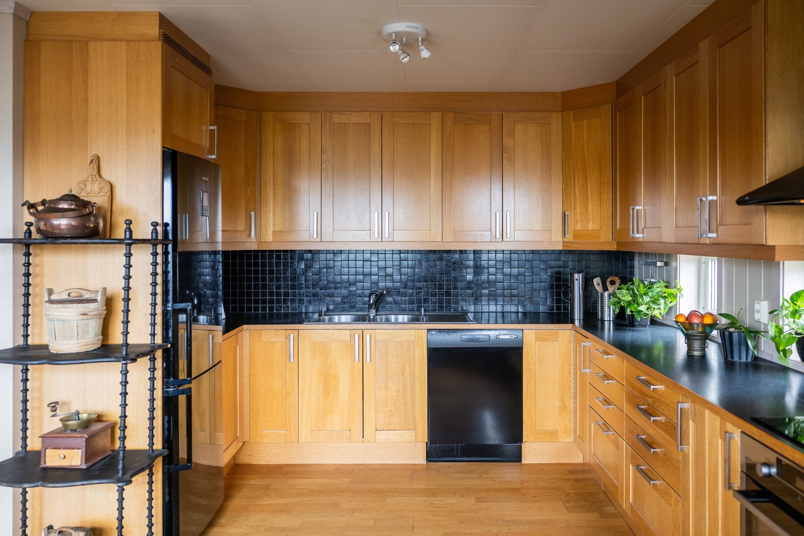 Her finner du godt med både benk- og lagringsplass. Hvitevarene består av integrert komfyr og platetopp, samt frittstående kjøleskap og oppvaskmaskin. Galleribilde