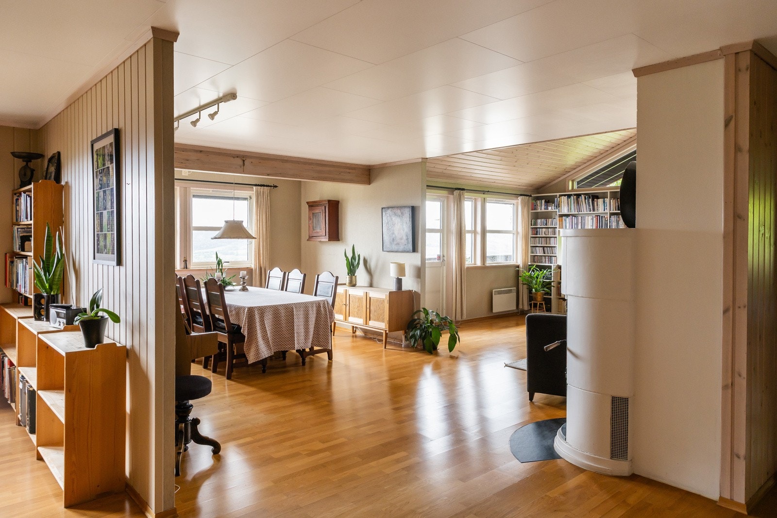 Stuen er et lyst og innbydende rom med god takhøyde og en sosial planløsning som gir rom for både avslapning og samvær. Galleribilde