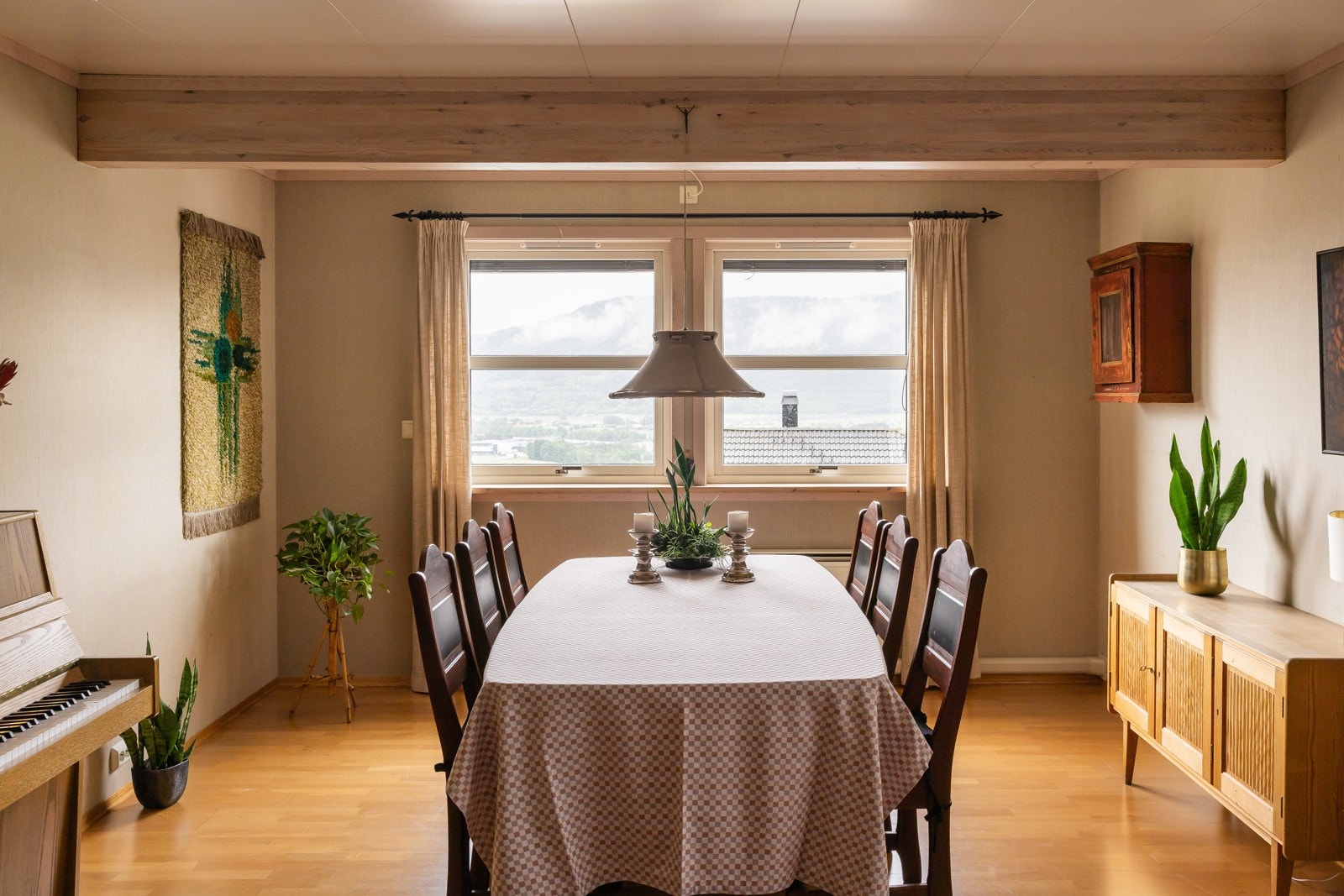 Her er det enkelt å møblere fleksibelt - enten du ønsker en stor sofagruppe, spiseplass eller begge deler. Galleribilde