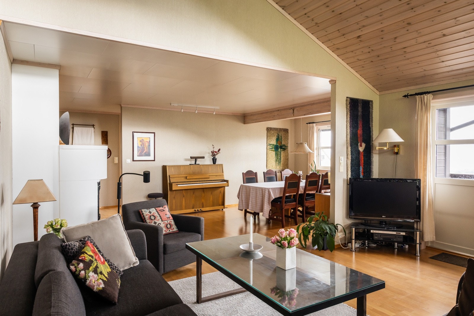 Fra stuen har du direkte utgang til en solrik terrasse som forlenger oppholdsrommet på varme dager. Galleribilde