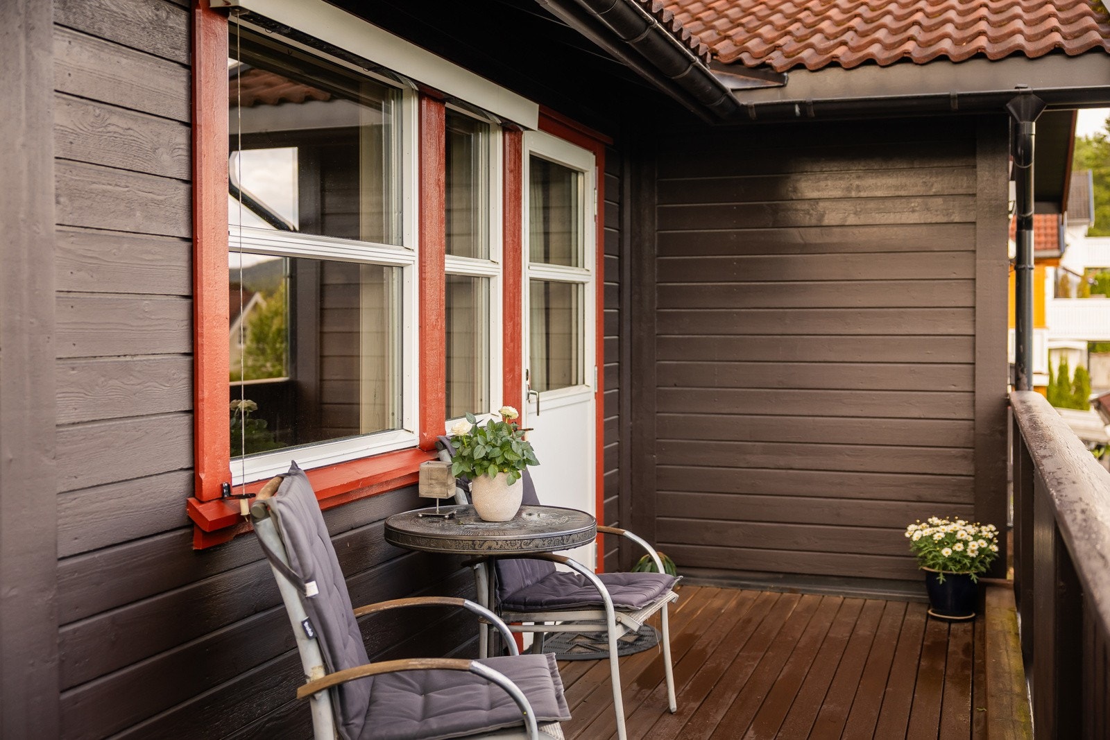 Uteområdet er en av boligens virkelige perler, med flere soner for både avslapning og sosiale sammenkomster. Galleribilde