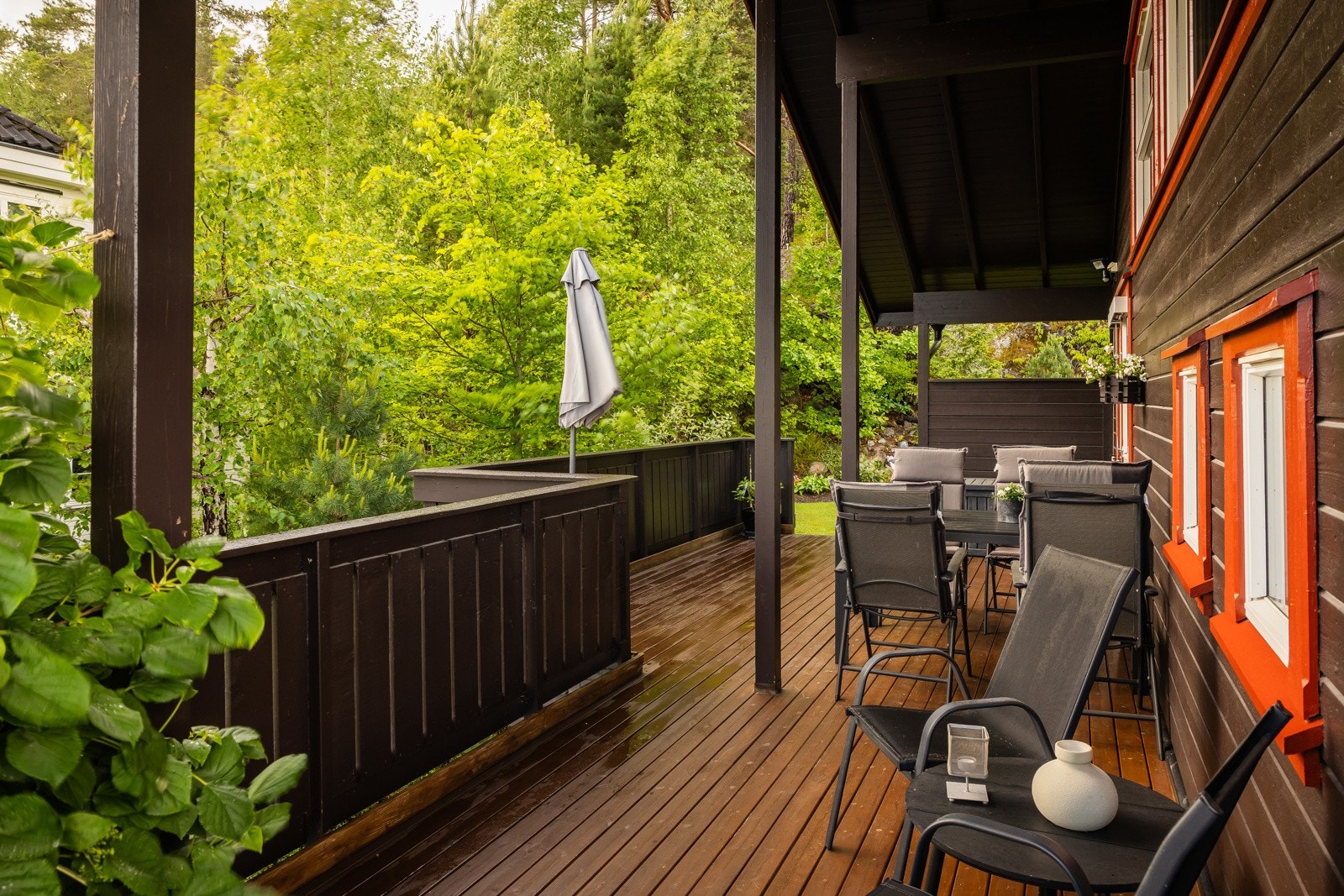Terrassen skaper en sømløs overgang mellom inne- og uteliv, og fungerer som et naturlig samlingspunkt i sommerhalvåret. Galleribilde