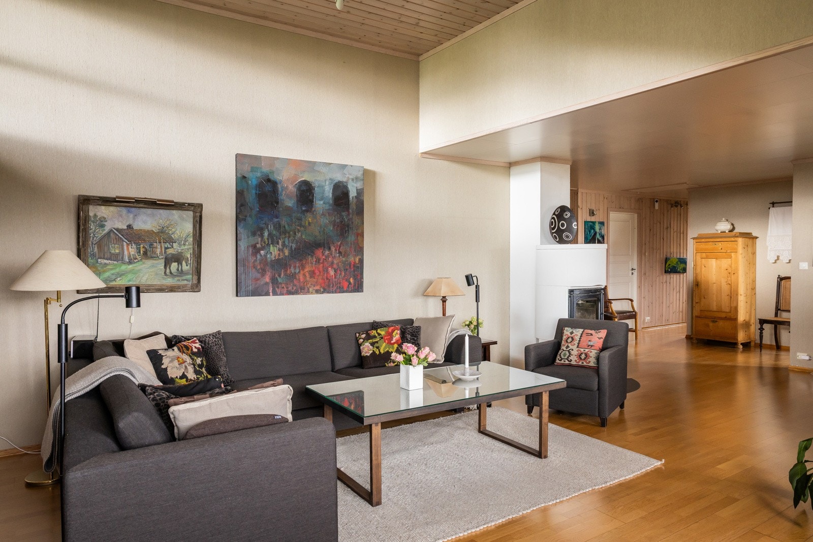 Stuen er et sosialt rom hvor det er god plass til å samle hele familien med venner. Galleribilde