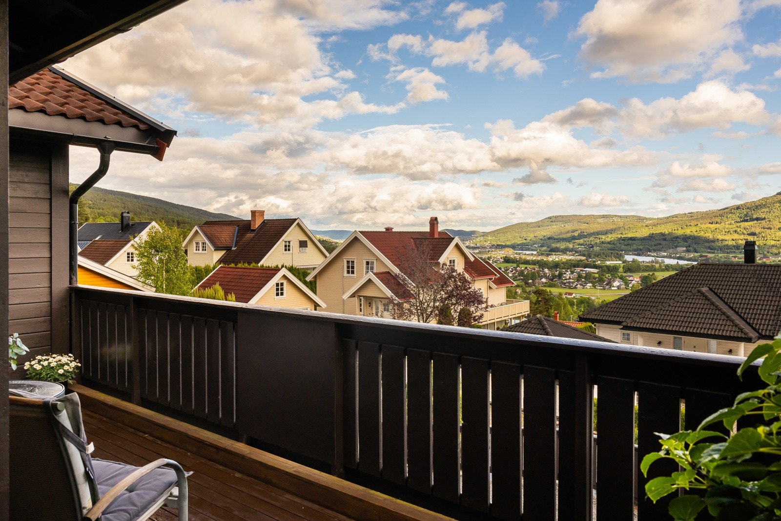Boligen byr på en fantastisk panoramautsikt over åsene og bebyggelsen som strekker seg fra Drammensfjorden til Mjøndalen. Galleribilde