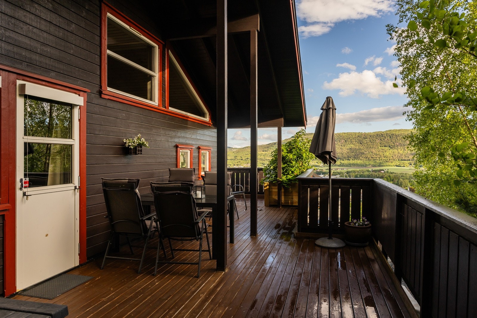 Her kan du nyte solen fra formiddag til tidlig ettermiddag, omgitt av vakker natur og med utsikt som gir en følelse av ro og frihet. Galleribilde