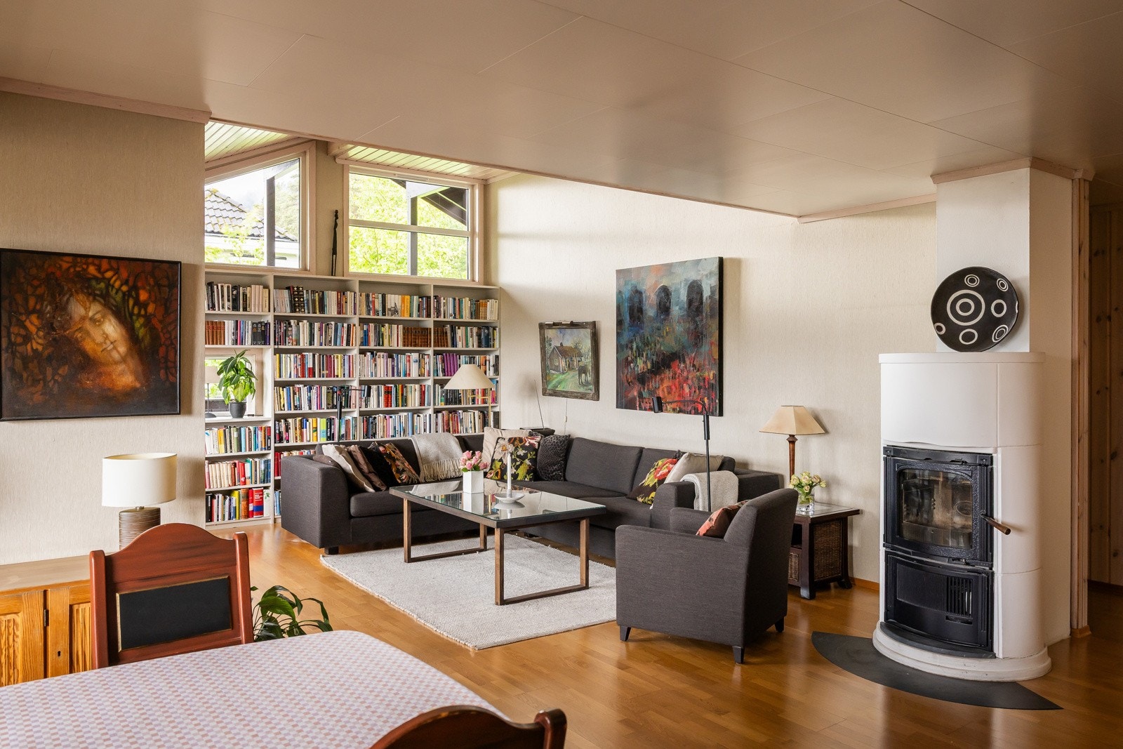 Den stilrene peisen gir både varme og en lun stemning, perfekt for kjølige kvelder. Galleribilde