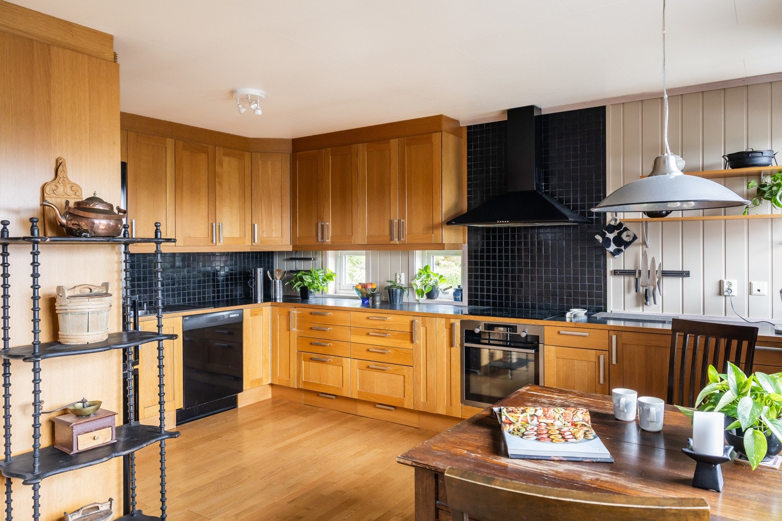 Kjøkkenet fremstår som både romslig og funksjonelt, med en gjennomtenkt planløsning som gir effektiv utnyttelse av plassen. Galleribilde