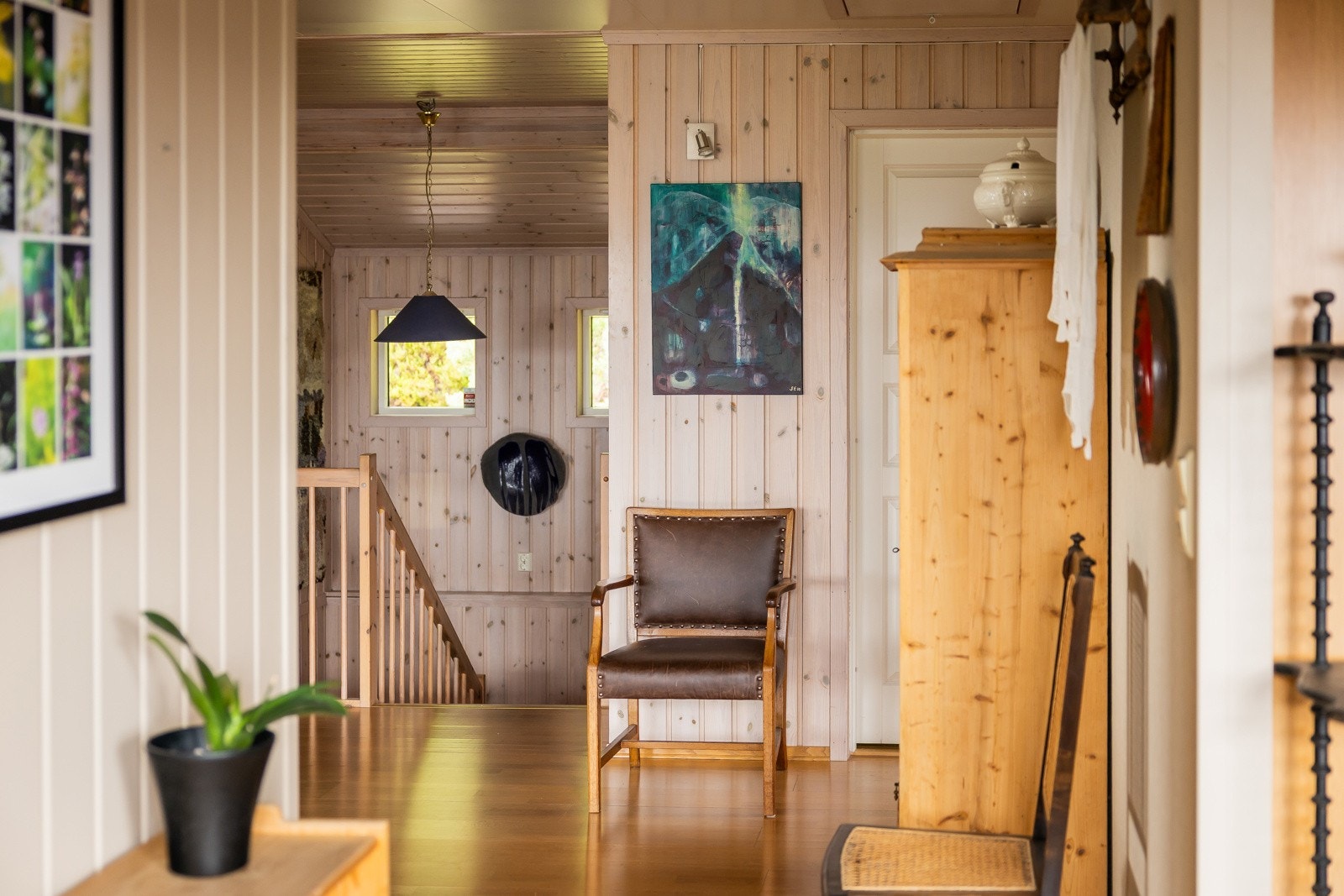 Videre finner man også bad, separat WC-rom, vaskerom og et soverom i første etasje. Galleribilde