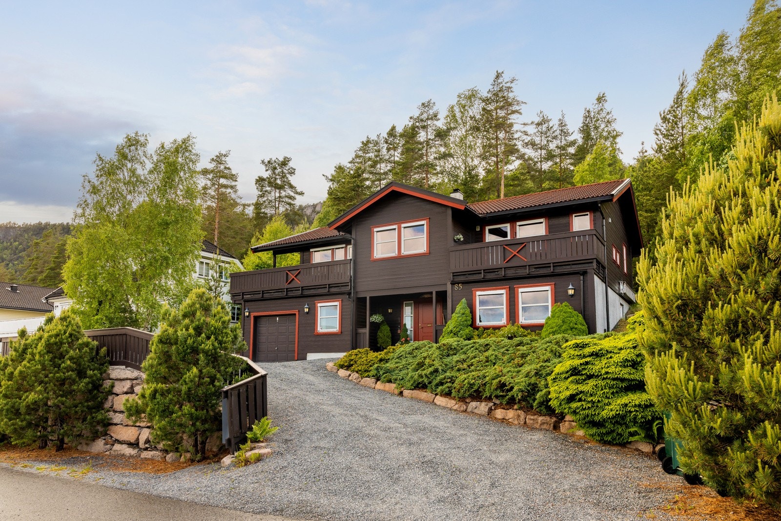 Privatmegleren ved Magnus Landgraff har gleden av å presentere denne romslige, velholdte arkitekttegnede eneboligen med solrik terrasse, panorama utsikt og skogen som nærmeste nabo beliggende i Solbergelva. Galleribilde