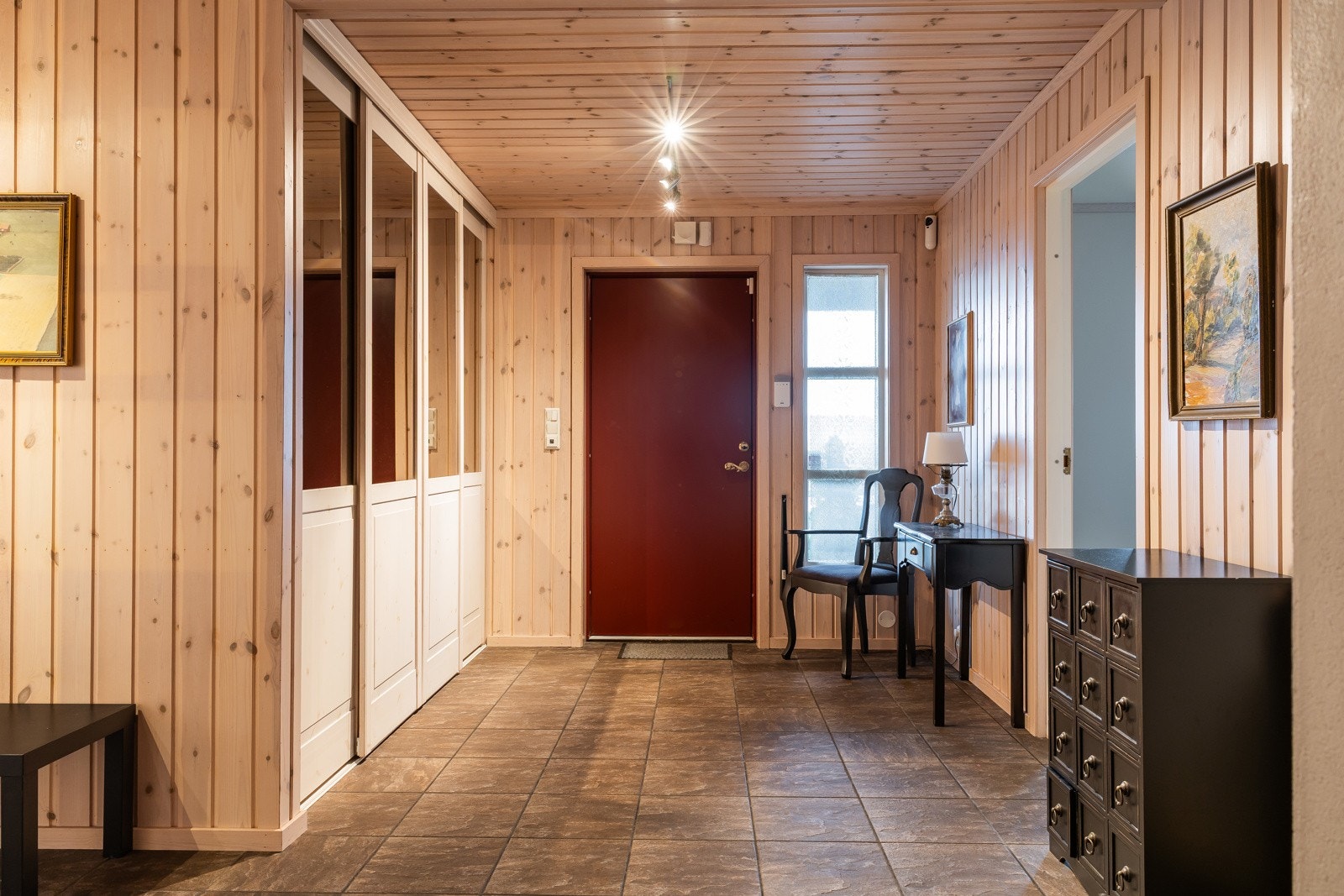 Hallen har plassbygd garderobeskap med skyvedører. Galleribilde